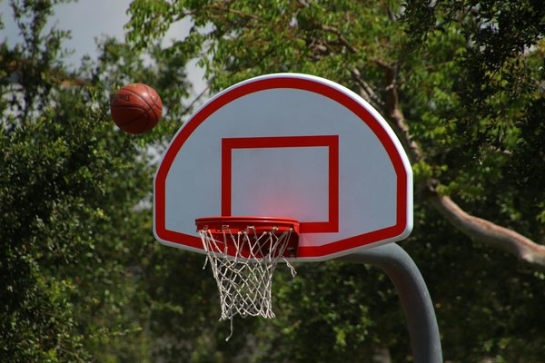 How does sports psychology influence a basketball player's performance on the court?